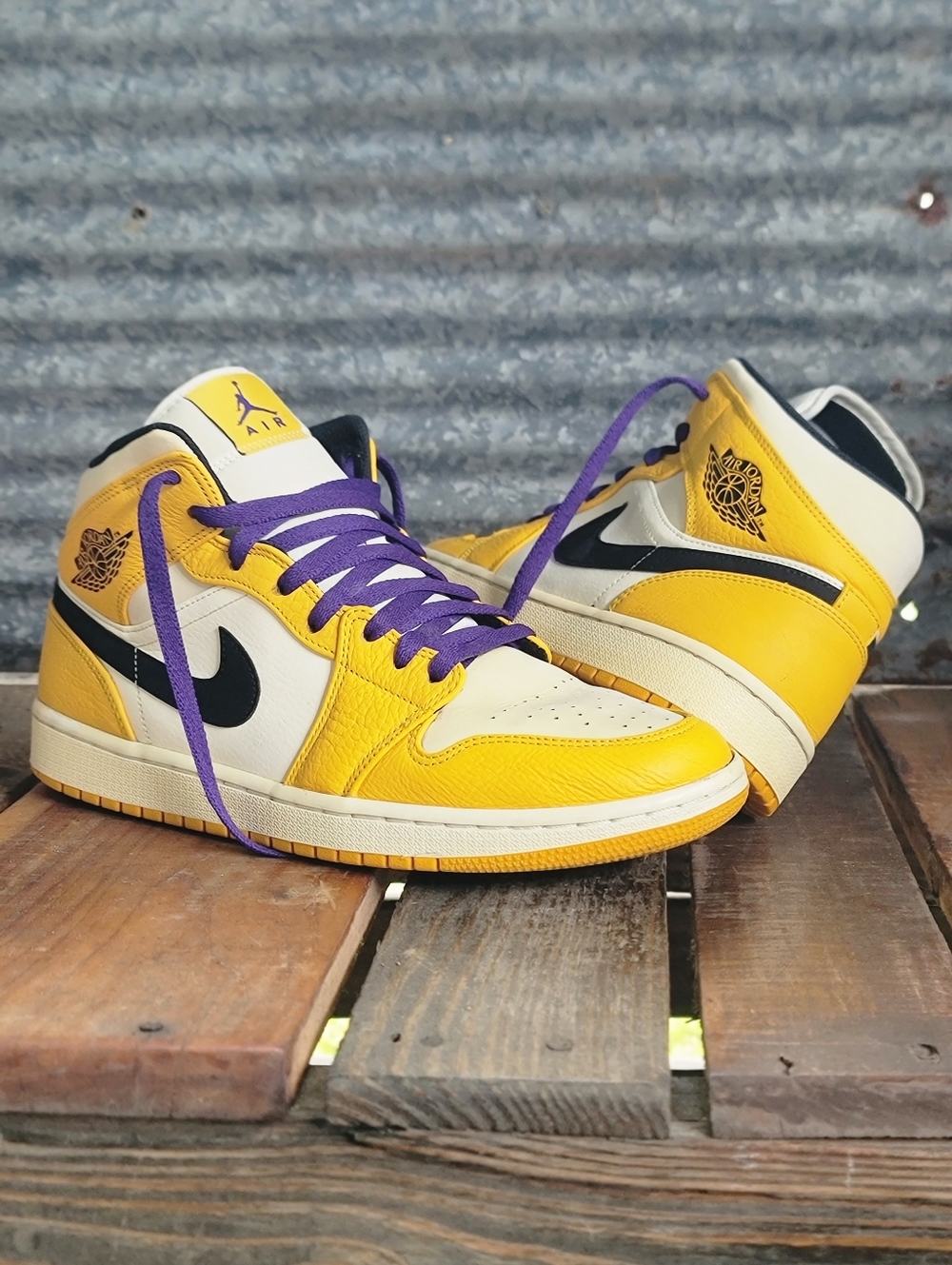 Nike Air Jordan 1 Mid SE Lakers "University Gold/Court Purple"Mens 9.5 - Picture 2 of 15